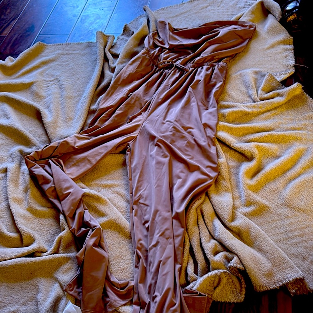 Fashion nova
Jumpsuit Vicki
Size small
Taupe